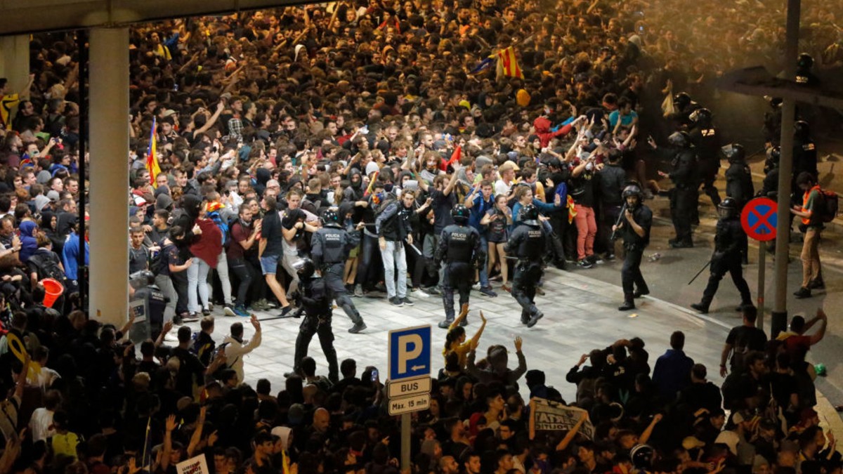 (Fotos) Protestas en Cataluña llevan un saldo de más de 130 heridos y 50 detenidos