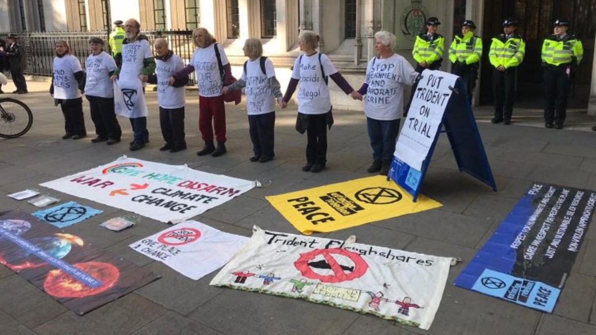 Activistas ambientales protestan en Londres contra el comercio de armas