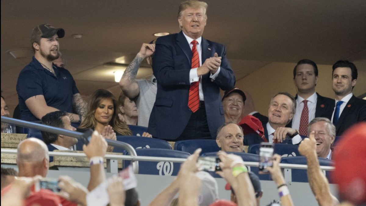 (Video) ¡Con las tablas en la cabeza! Vuelven a abuchear a Trump en partido de béisbol