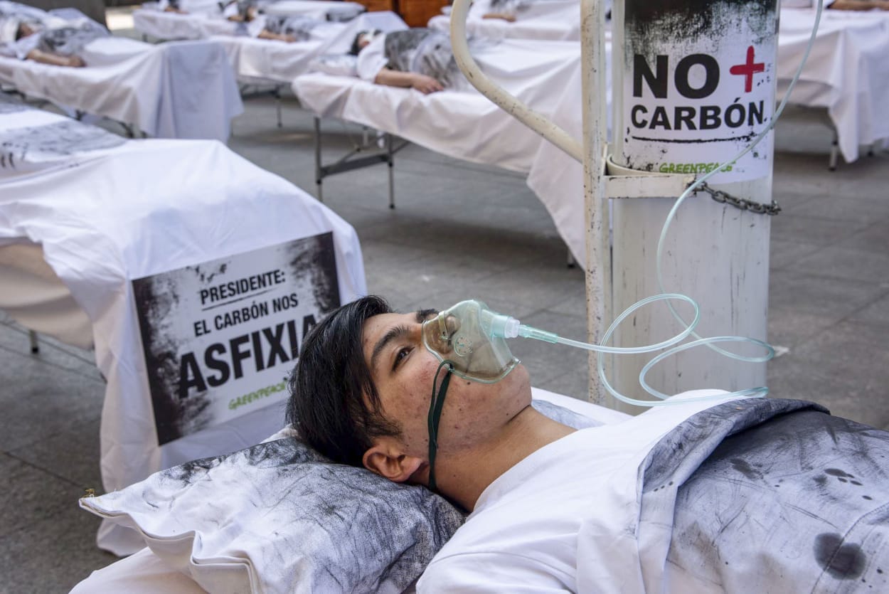 Camillas y enfermos frente a La Moneda alertan sobre consecuencias del carbón en las zonas de sacrificio