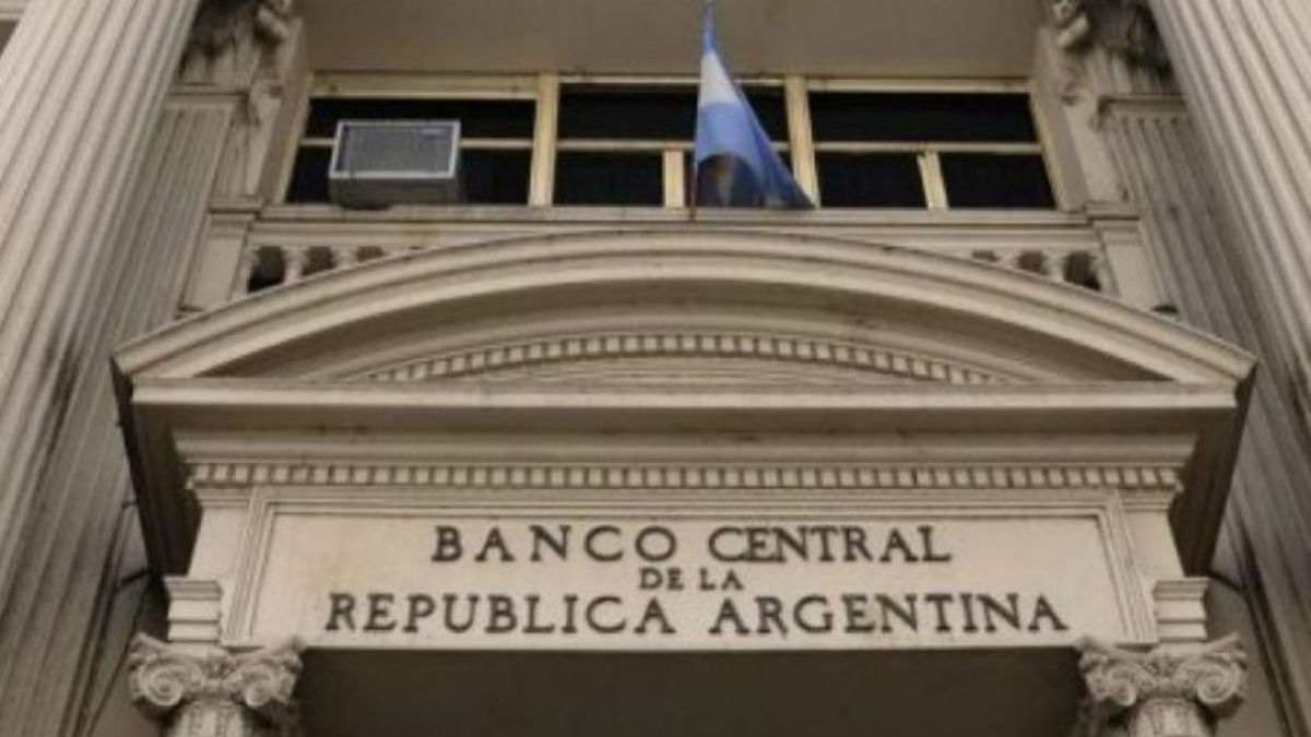 Banco Central de Argentina limita a 200 dólares al mes la compra de divisas