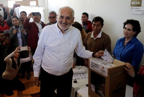 Ejercen su derecho al voto candidatos de oposición en Bolivia