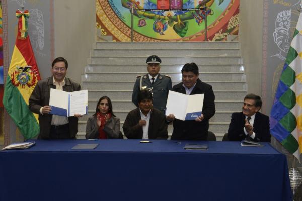 Motivación: estudiantes de medicina recibirán viviendas en Bolivia
