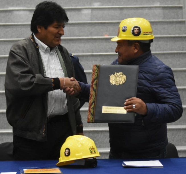 Bolivia garantiza seguro a todos los trabajadores de la construcción