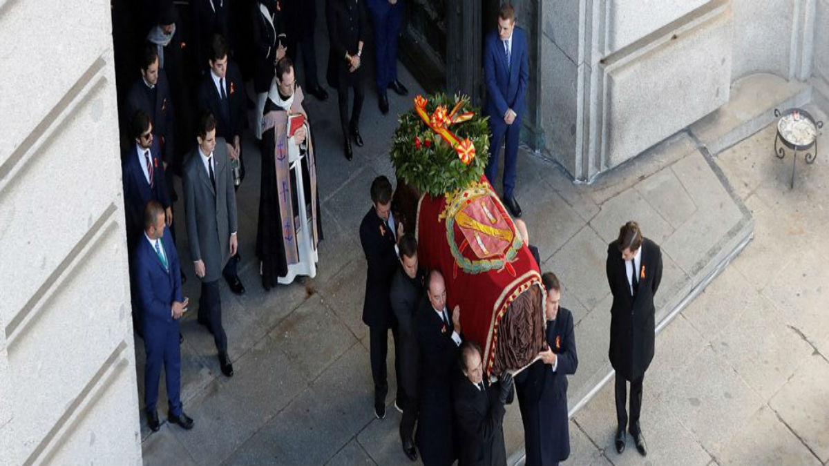 Después de 40 años de su muerte, exhuman los restos del dictador Francisco Franco