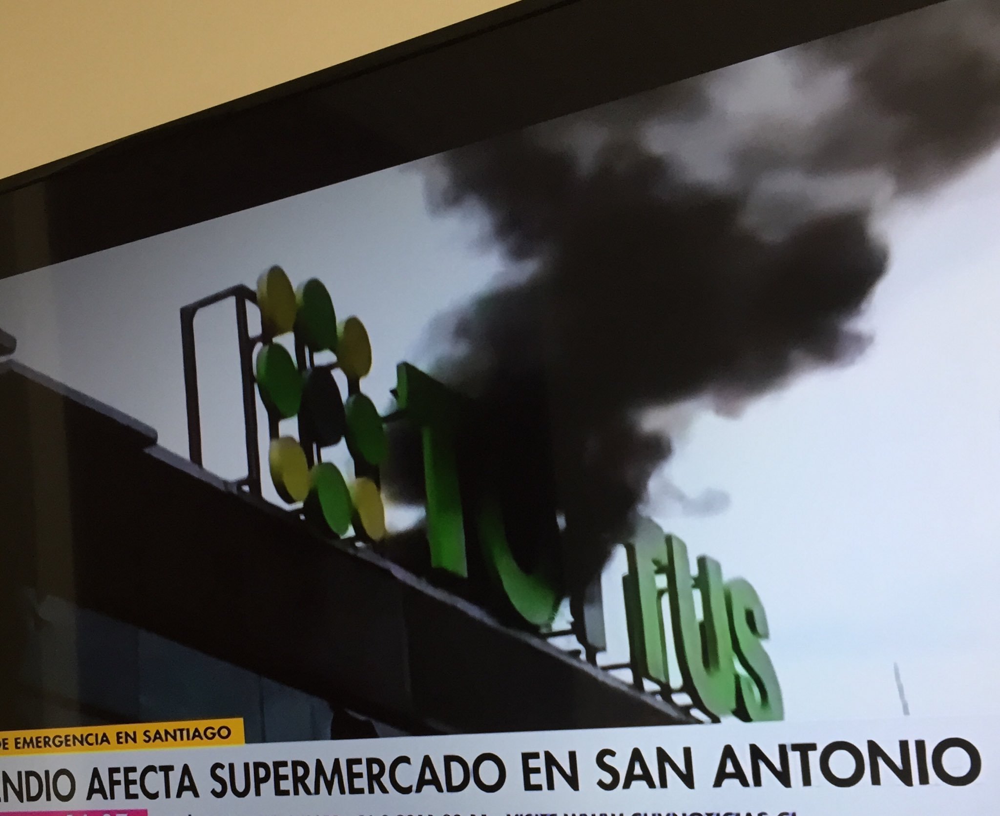 Video confirma que incendio de supermercado en San Antonio fue causado por Carabineros