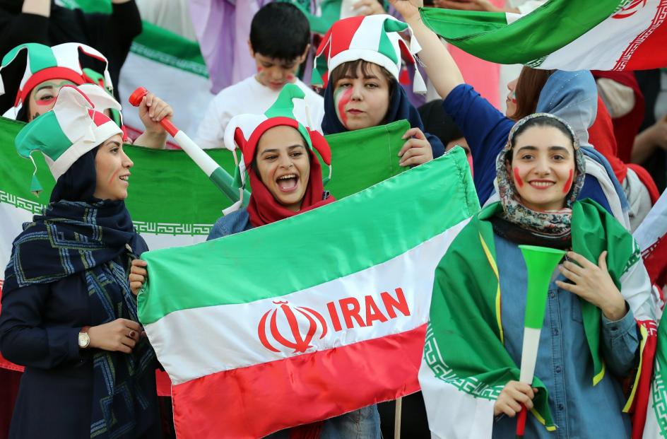 ¿Por qué las mujeres iraníes hicieron historia al asistir a un partido de fútbol?