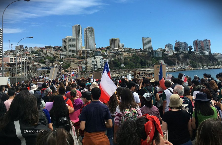 #EstoNoHaTerminado: Más de cincuenta mil personas marchan desde Viña del Mar a Valparaíso