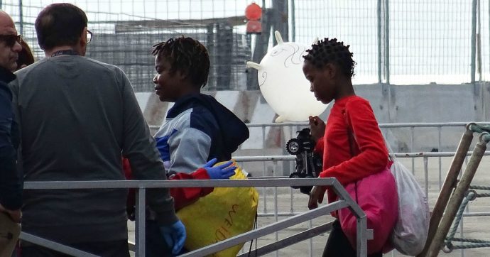 (Video) Desembarcan al menos 50 migrantes al sur de Italia y detienen a los presuntos contrabandistas