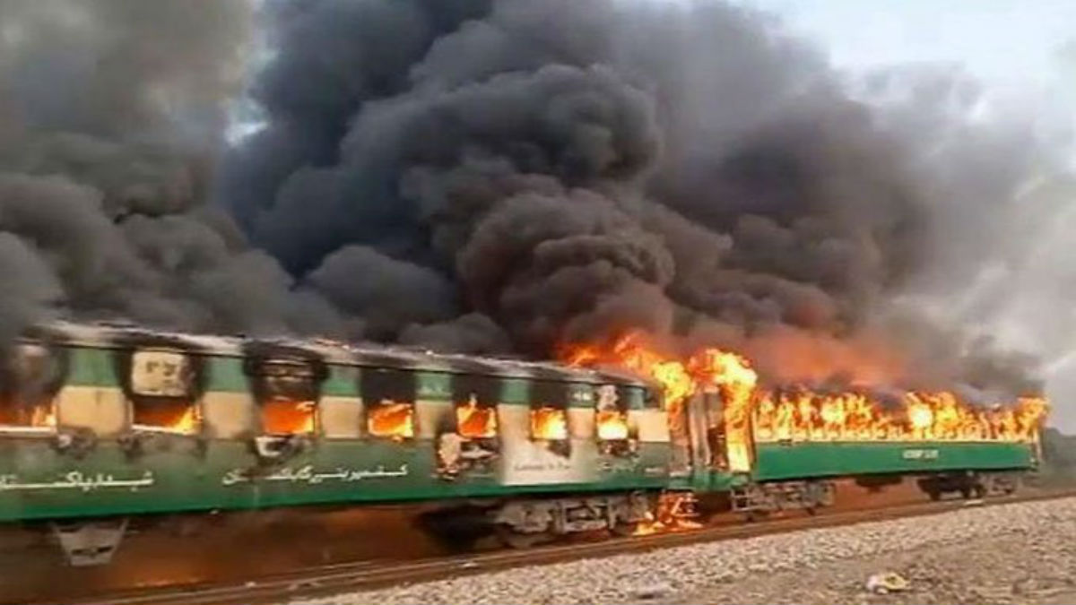 (Videos) Al menos 73 muertos por un incendio en un tren en Pakistán