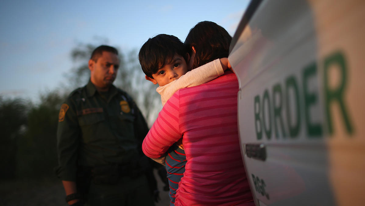 Crece cifra de niños separados de sus familias en la frontera entre EE.UU.  y México