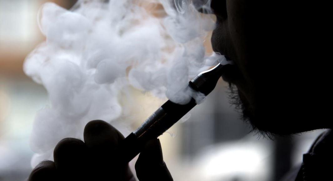 Juul dejará de vender sus cigarros electrónicos por la adicción que causa a los jóvenes