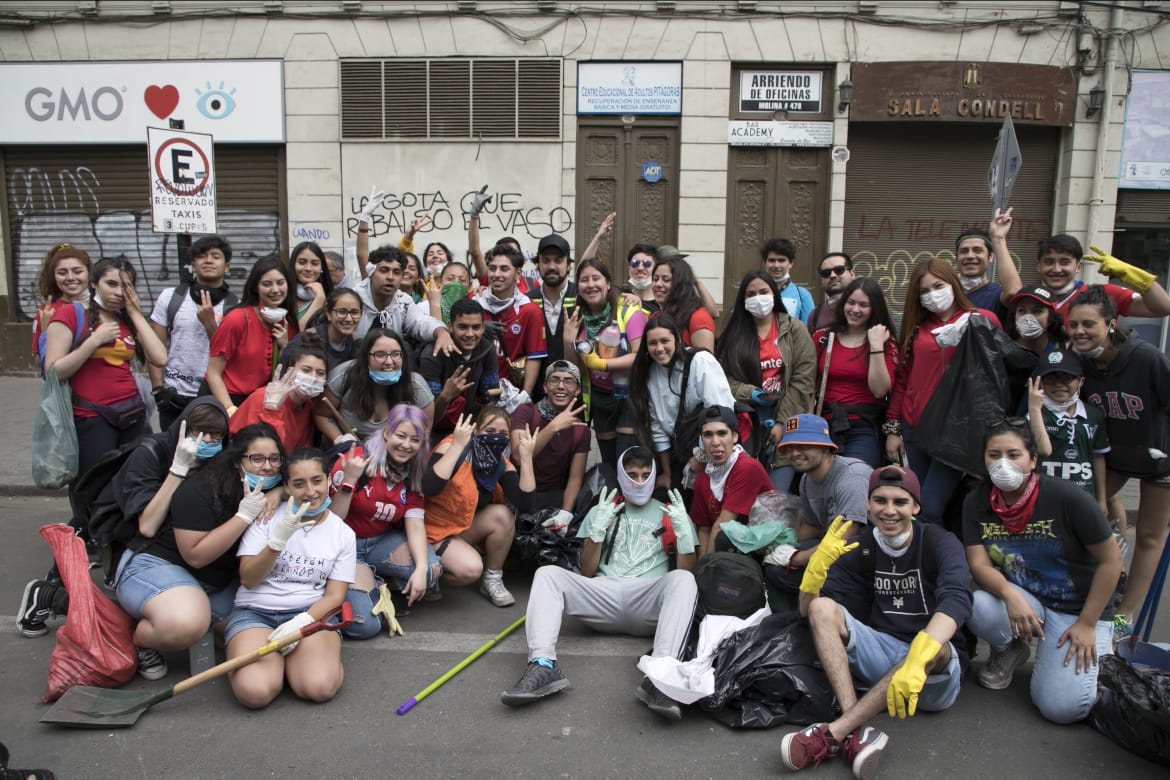 Voluntarios se la juegan por la reconstrucción de Valparaíso