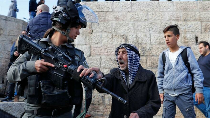 (Video) Soldados israelíes amedrentan a un padre y a su hijo pequeño