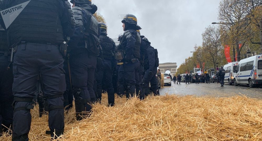 Centenares de granjeros en tractores bloquean las carreteras a París