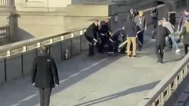 Alarma en Inglaterra: dos muertos por el ataque a cuchillazos en el Puente de Londres
