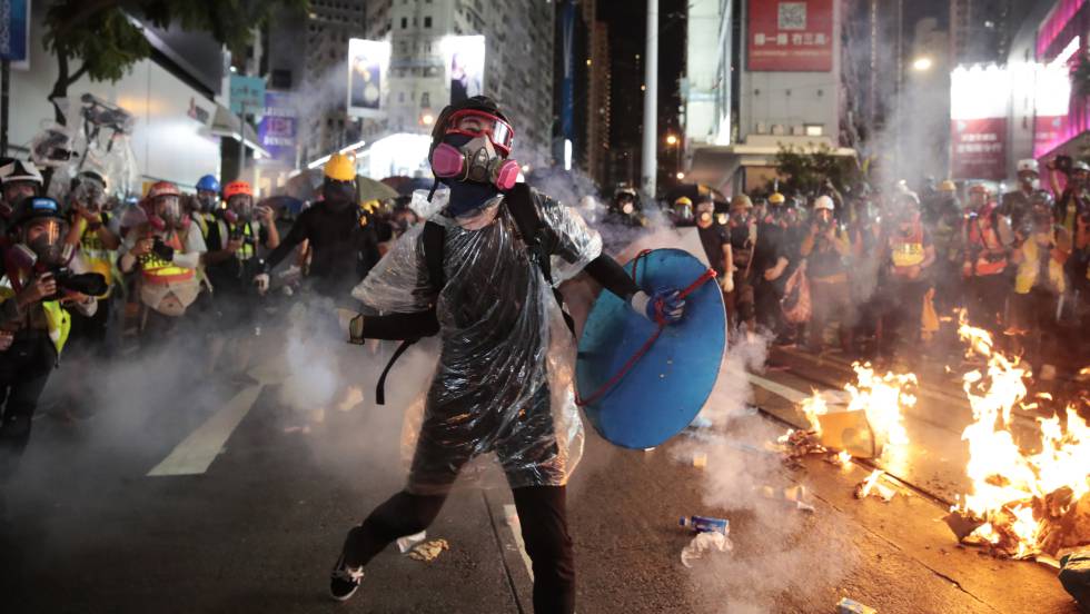 Manifestantes se enfrentan con arcos y flechas contra la Policía en Hong Kong