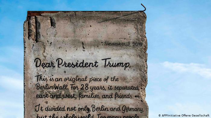 ¡Regalo especial! Trump recibe un trozo del Muro de Berlín en protesta a su idea