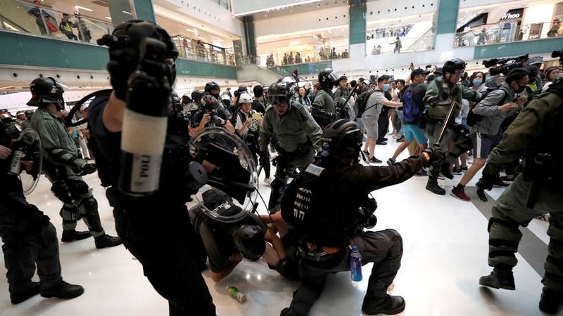 Riña en centro comercial de Hong Kong deja cuatro heridos en medio de las protestas