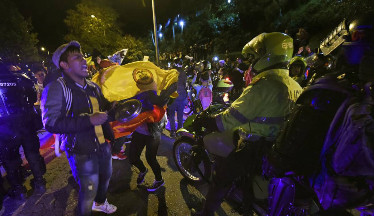 Cacerolazo frente a casa de Duque desafía toque de queda en Bogotá