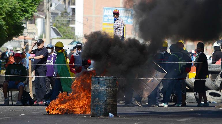 Bolivia: Muere manifestante al fallarle un artefacto explosivo