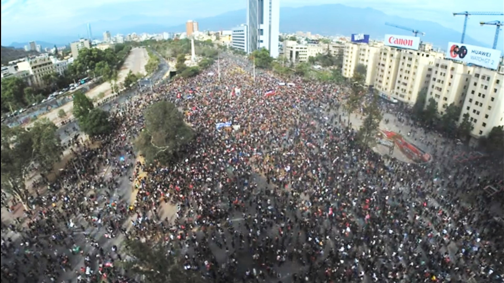 Pese a la represión del Gobierno, manifestantes se concentran masivamente en Plaza Italia