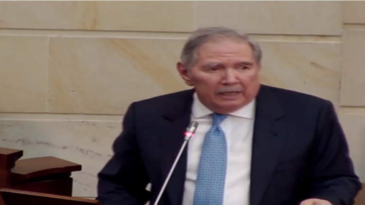 Ministro de Defensa colombiano enfrenta moción de censura ante el Senado