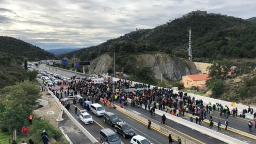 Policía francesa expulsa a los manifestantes separatistas que bloqueaban paso fronterizo