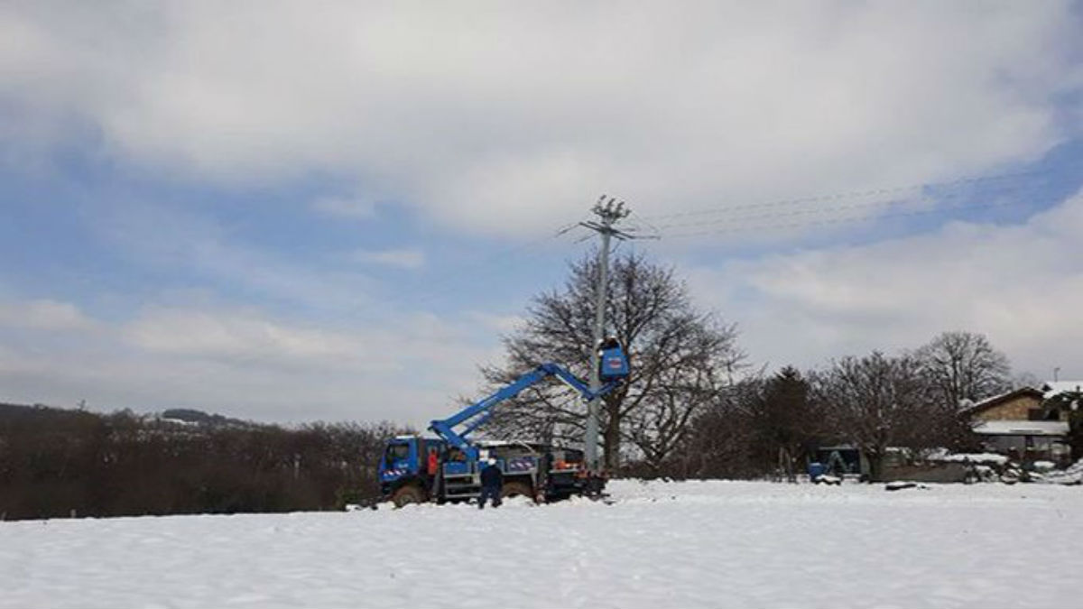 Nevadas en Francia dejan sin electricidad a más de 300 mil hogares