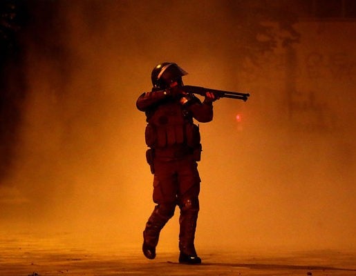 Corte de luz, gaseo, disparos y gente lanzándose al río: La infernal represión que se desató cada noche en Plaza Italia