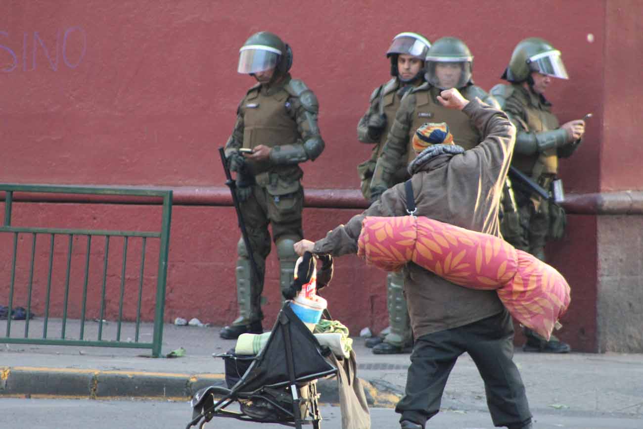 Contraloría evalúa «cómo obligar a Carabineros» a usar su identificación de manera visible en las protestas