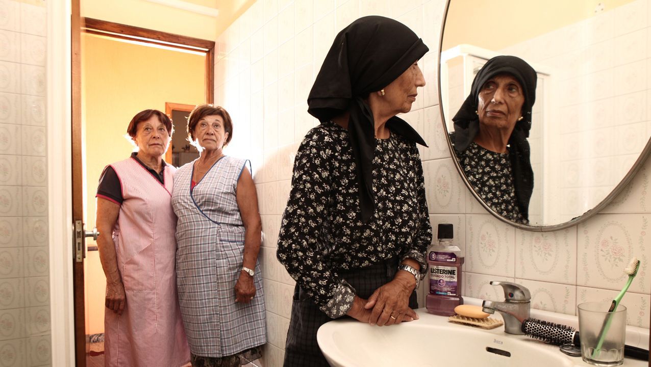 Fotógrafa recorre pueblos españoles y europeos para inmortalizar la bata femenina