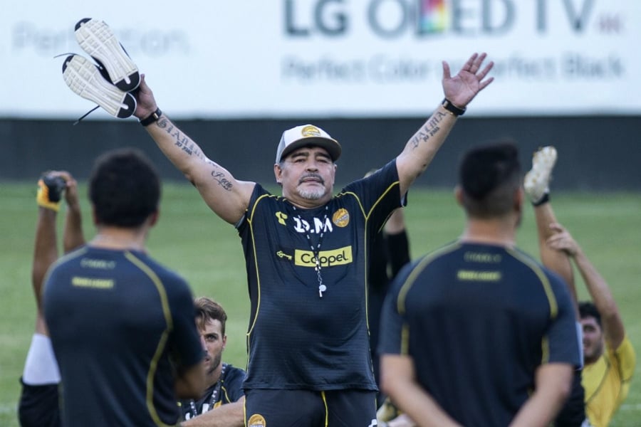 Maradona fue operado con éxito del hematoma en su cabeza y ya descansa en su habitación