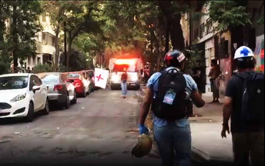 La calle del dolor: Así se vive el auxilio de los heridos que deja la represión de Piñera