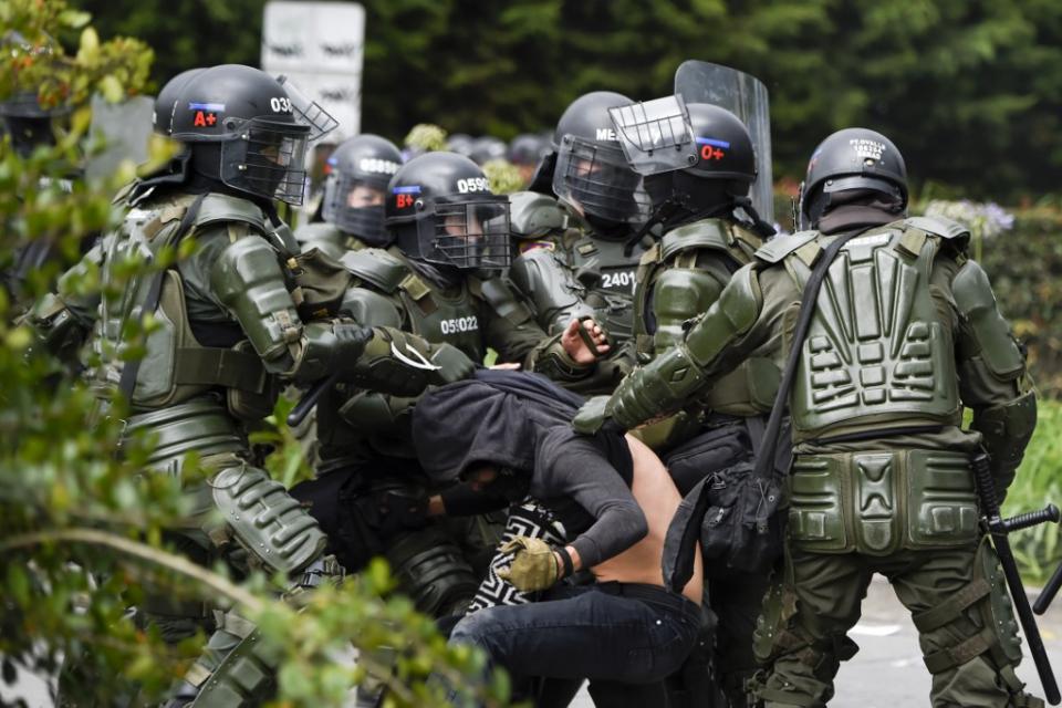 Denuncian agresiones del Esmad a manifestantes en Bogotá