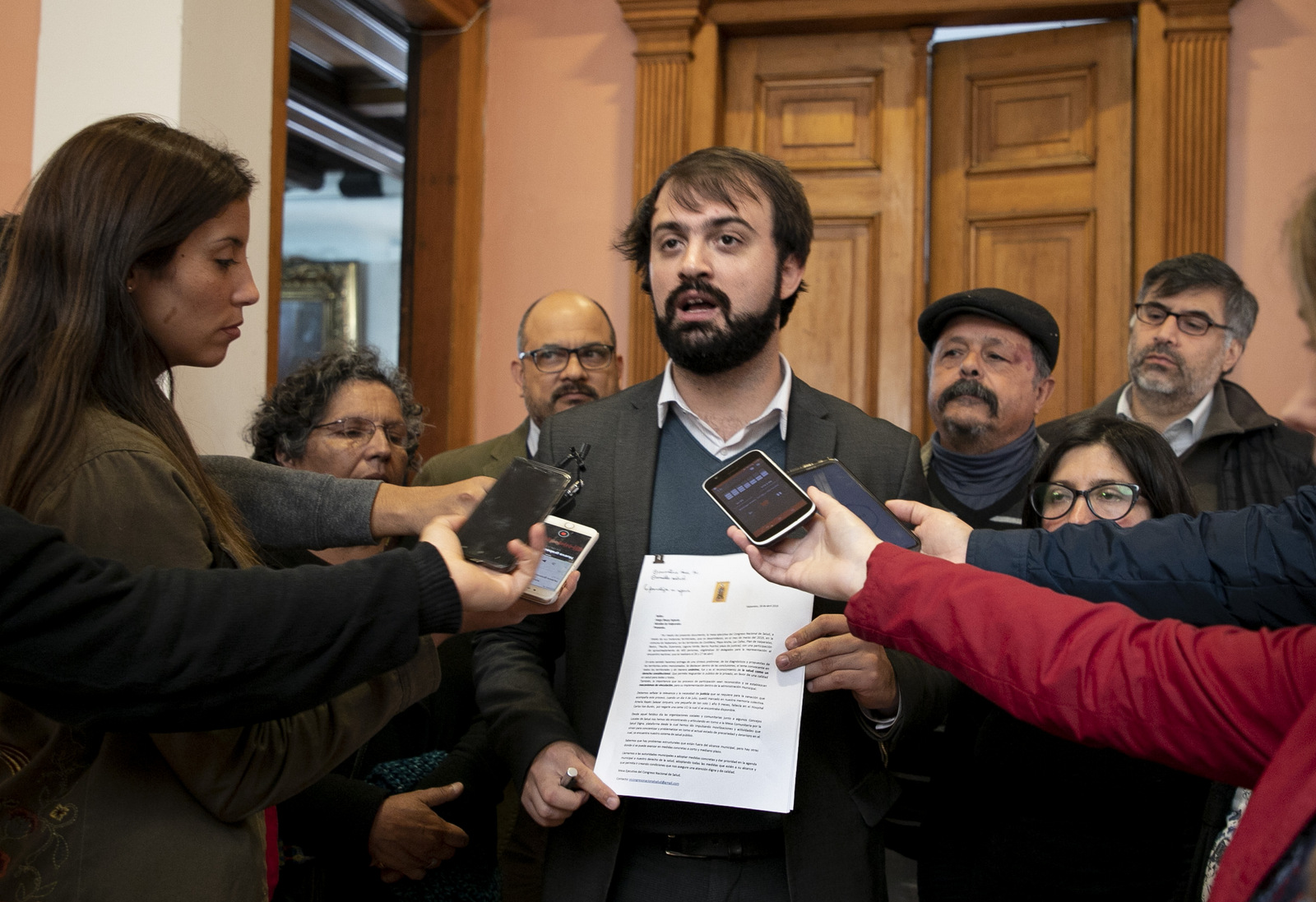 Jorge Sharp y más de 70 militantes renunciaron a Convergencia Social en rechazo al «acuerdo constitucional»