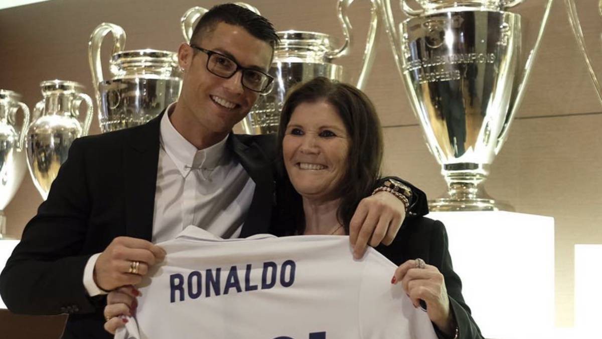 Madre de Cristiano Ronaldo cree que su hijo no recibe las distinciones que se merece por ser portugués