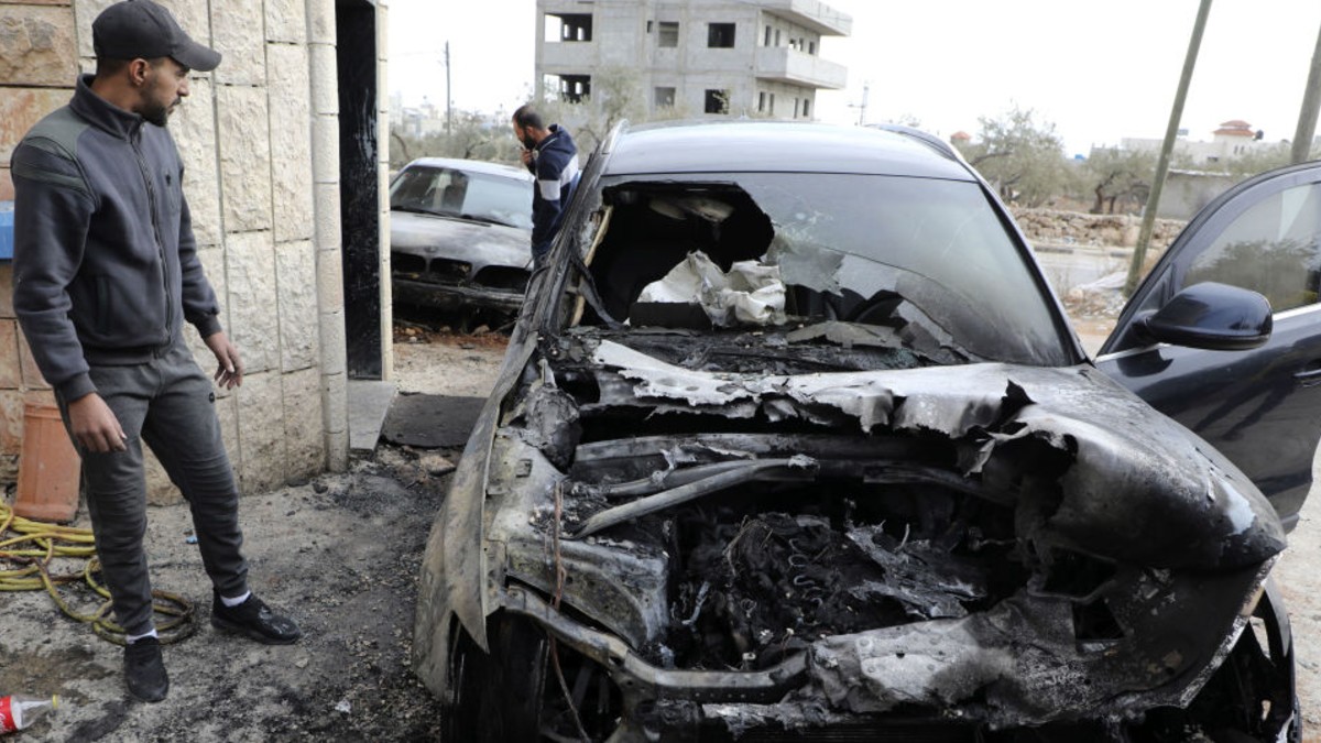 (Fotos) Colonos israelíes destrozan autos y escriben consignas racistas a palestinos en Cisjordania