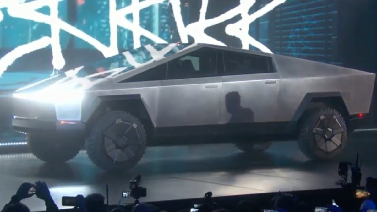 (Fotos y videos) ¡Con incidente incluido! Elon Musk presenta la camioneta del futuro