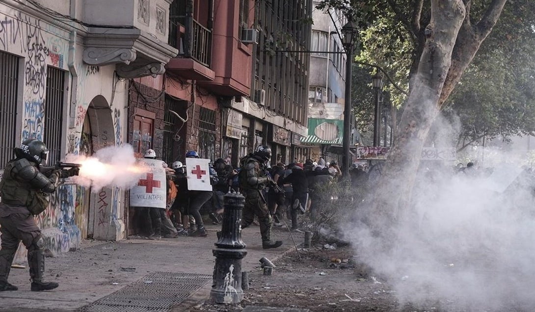 Brigadas de salud repudian en conjunto ataques de Carabineros: «Esta intimidación no sirve, seguiremos en las calles»