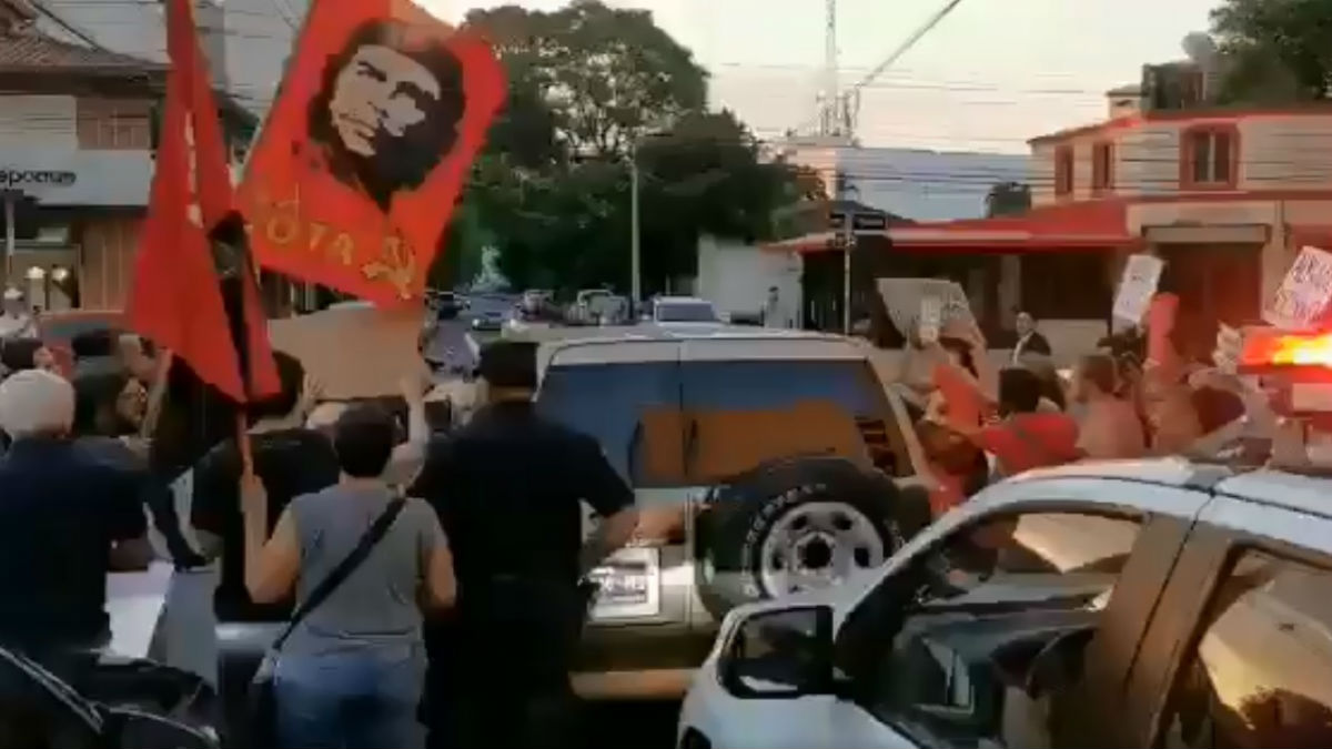 “¡Almagro, tus manos tienen sangre!” manifestantes impiden a secretario de la OEA dar discurso en Paraguay