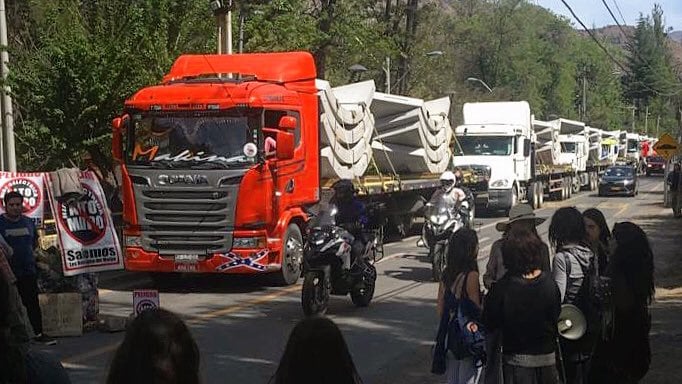 Vecinos impiden paso de camiones con estructuras para proyecto Alto Maipo