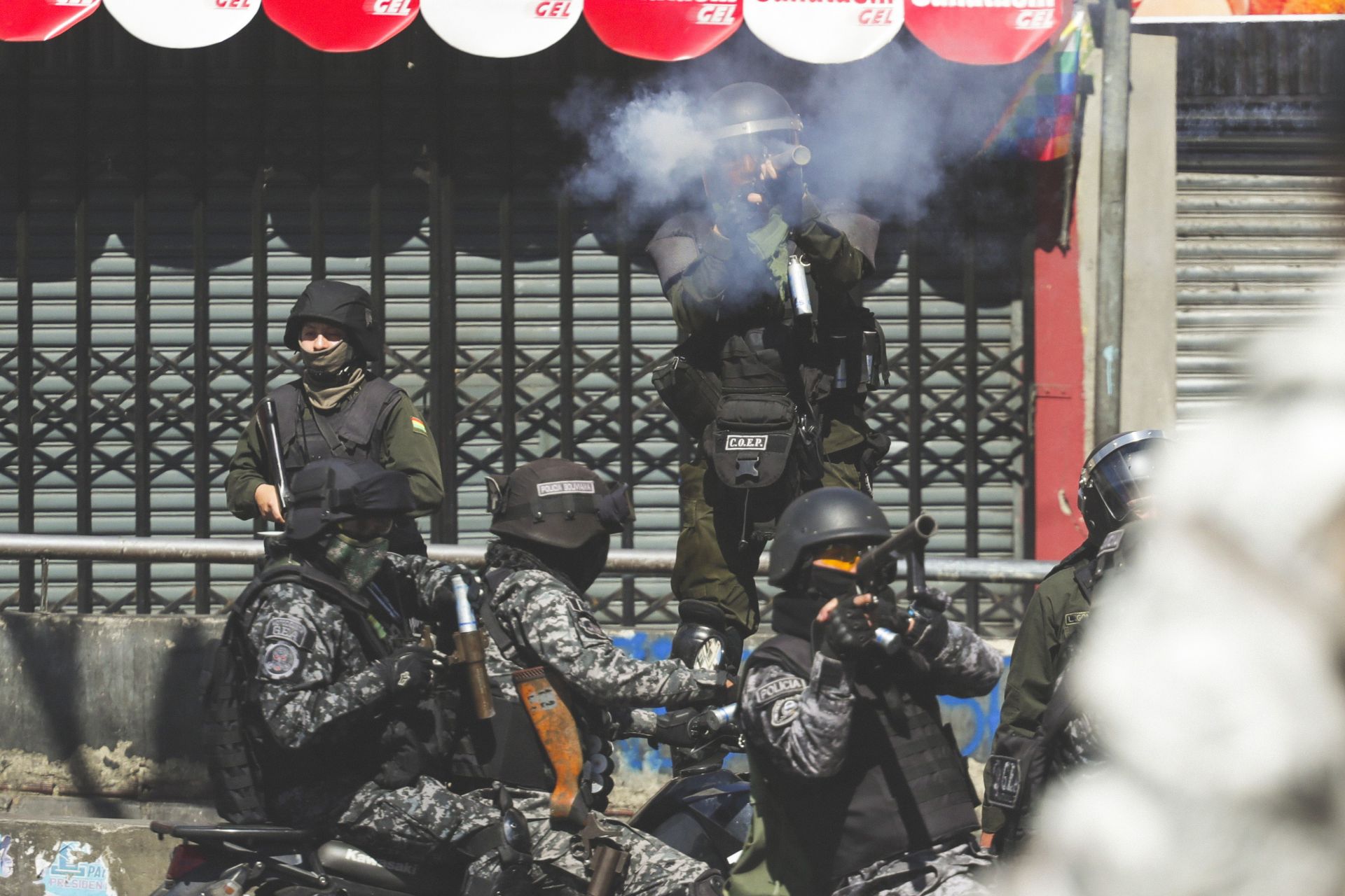 Policía de Bolivia reprime marcha con ataúdes de víctimas del golpe