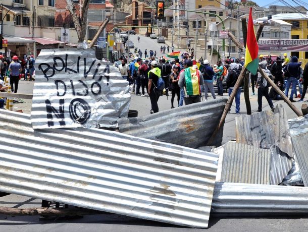 Bolivia: Bloqueo de calles y cierre de organismos del Estado a la fuerza