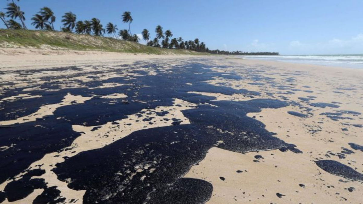 “Lo peor está por venir”: Bolsonaro sobre derrame petrolero en costas brasileras