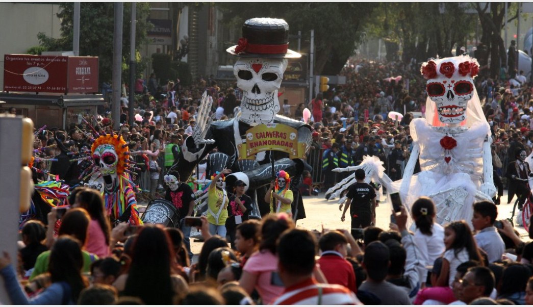 Mexicanos celebran el Día de los Muertos, la hora del reencuentro