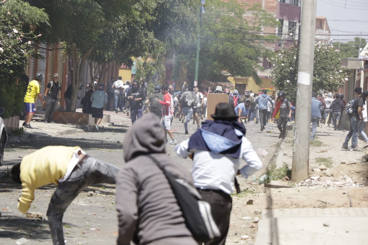 (Fotos y videos) Seguidores y opositores a Evo Morales se enfrentan en Cochabamba