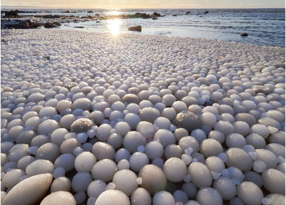 Esta es la razón por la que una playa de Finlandia se llenó de «huevos de hielo»