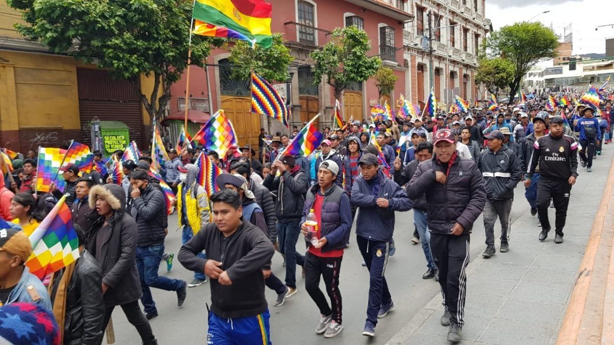 «¡Evo no está solo, carajo!». Indígenas se movilizan hacia La Paz en rechazo al golpe de Estado