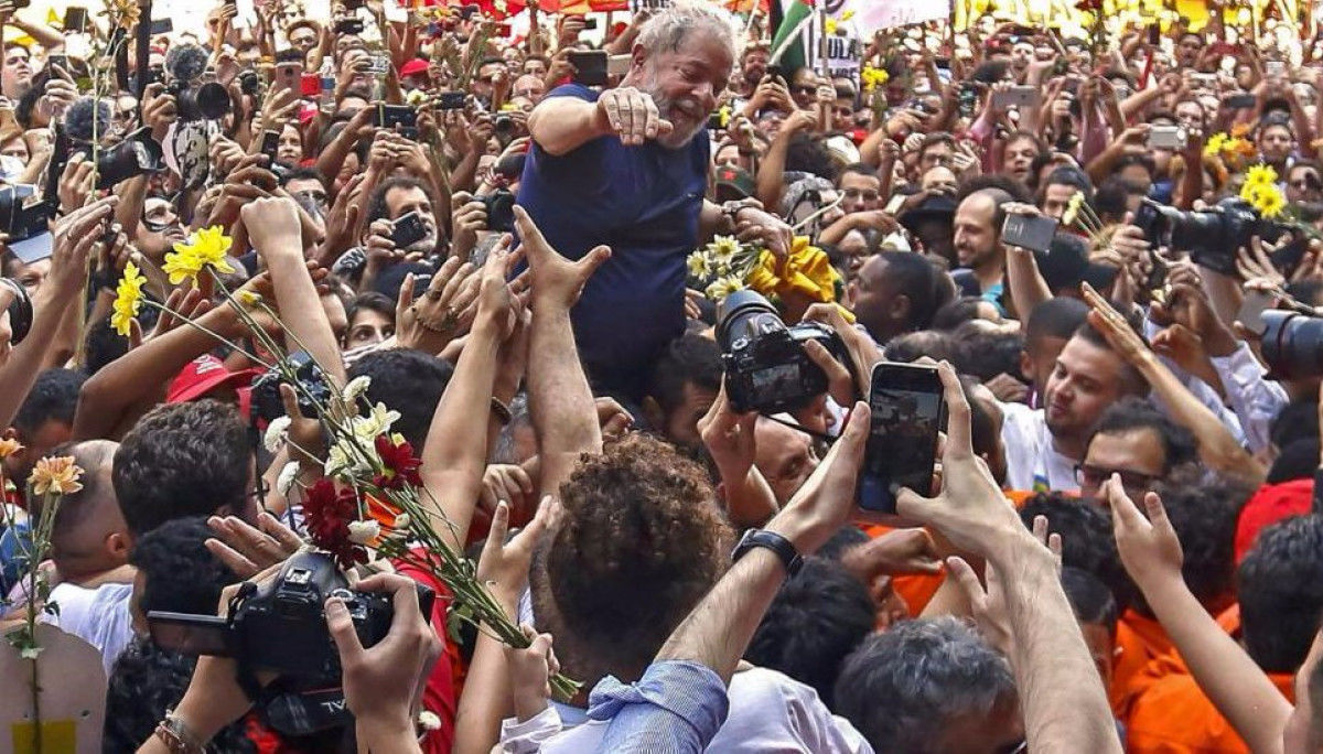 Pueblo de Brasil recibe a Lula tras ser liberado por orden de un juez